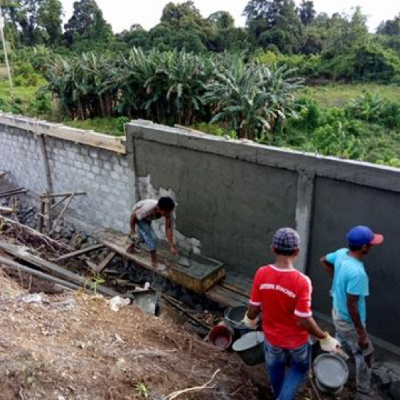 Muur in aanbouw ter afscheiding schoolterrein